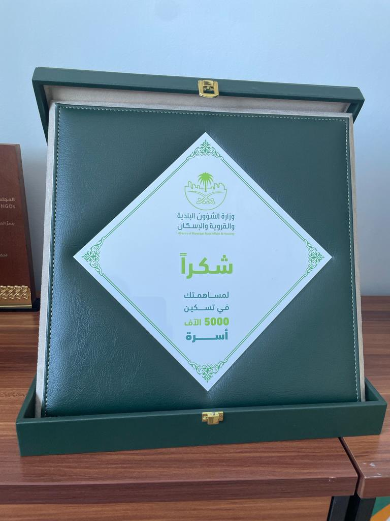تحت رعاية كريمة من معالي نائب وزير الشئؤون البلديه والقروية والاسكان المهندس/عبدالله بن محمد البدير تم تكريم  جمعية بنيان الخيرية للإسكان فرع  منطقة مكة المكرمة على جهودها المتميزة في تسكين أهالي الأحياء العشوائية حيث ساهمت في تسكين عدد ( 5000 ) أسرة بالتعاون مع وكالة الإسكان التنموي و عدد من الجمعيات الخيرية في منطقة مكة المكرمة وجاء تكريم  جمعية بنيان للإسكان نظير ما قدمته من خدمات جليلة واعمال فاعلة لخدمة المنتقلين من الاحياء العشوائية في منطقة مكة المكرمة و ذلك في حفل أقيم مساء أمس الأربعاء لتكريم القطاعات المشاركة في تسكين اهالي الاحياء العشوائية حضر الحفل عدد من رجال الاعمال والمسؤولين وقطاعات العمل الخيري.